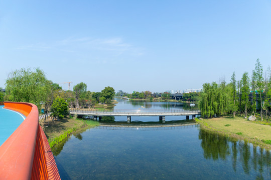 成都锦城公园湖景