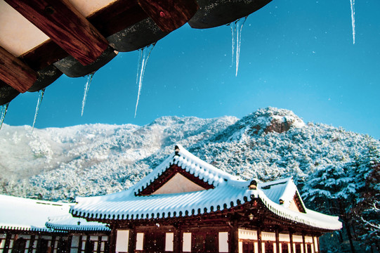 韩式建筑物雪景