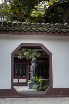 三苏祠古建筑院墙苏轼雕像