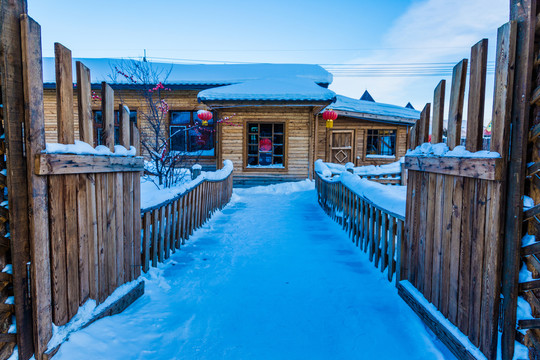 冬季雪村民居庭院