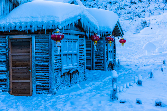 东北民居木房子雪地