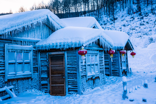 冬季森林白雪木屋