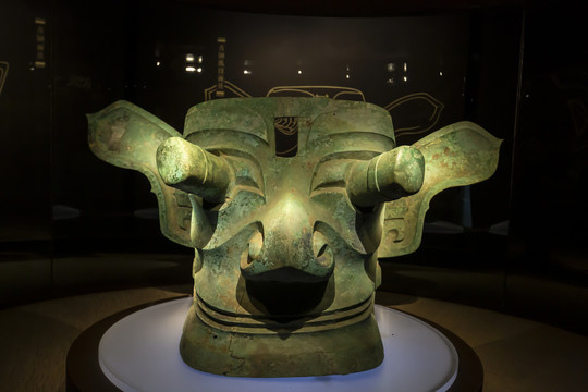 广汉三星堆博物馆青铜纵目面具