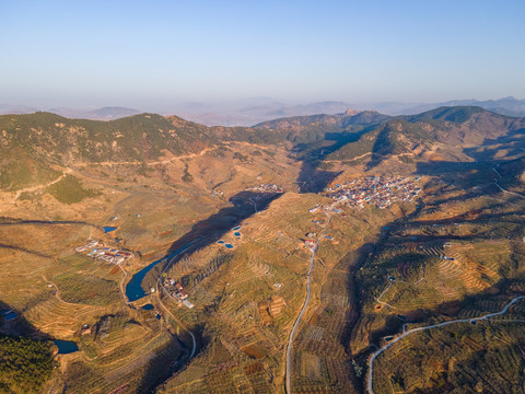 航拍山东沂蒙山区的山村