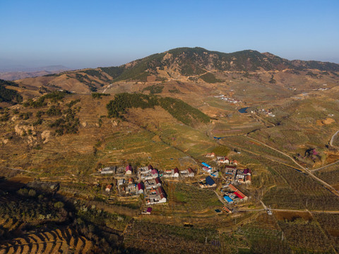 航拍山东沂蒙山区的山村