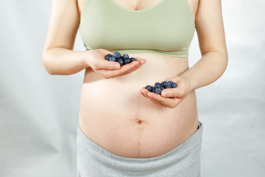 孕妇手上捧着新鲜蓝莓