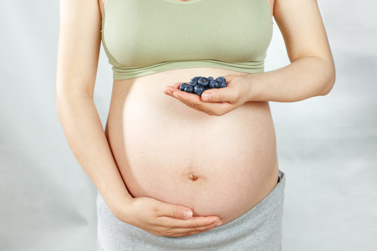 孕妇手上捧着蓝莓