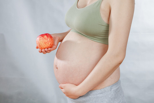 孕妇吃着苹果