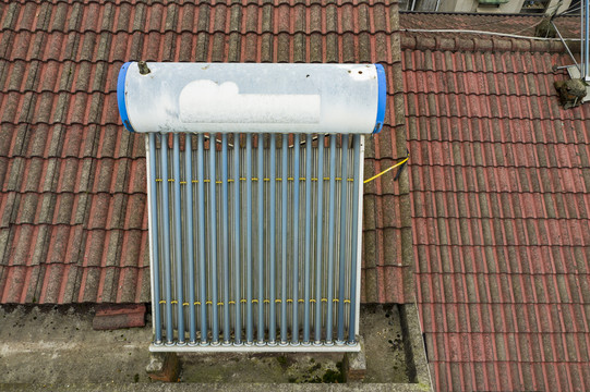屋顶太阳能热水器