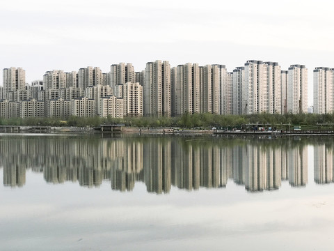 湖光倒影