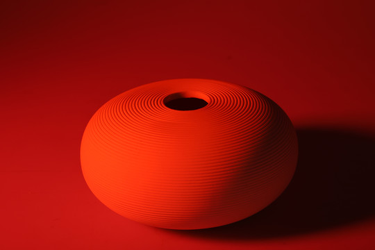 红光下的横纹陶罐