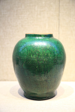 绿釉刻牡丹纹罐