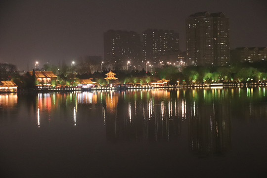 大明湖夜景