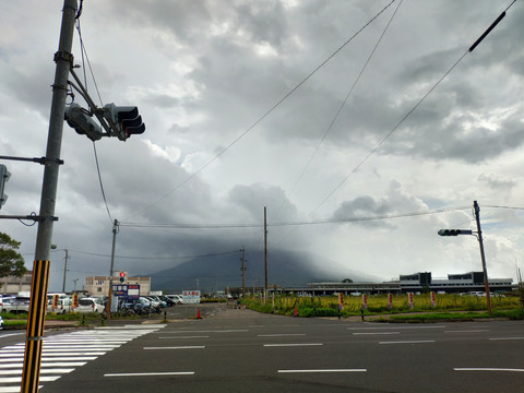 烟雾中的活火山