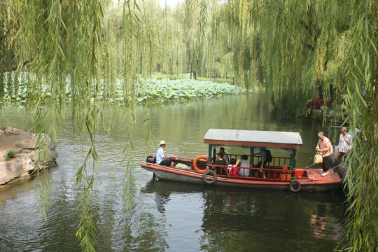 坐船游湖