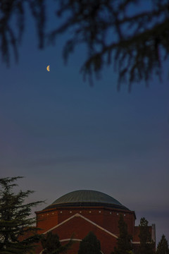 凌晨清华大学大礼堂上的月亮