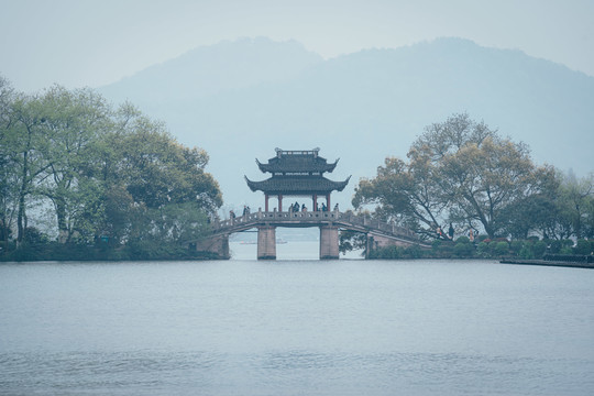杭州西湖曲院风荷阴天的玉带桥
