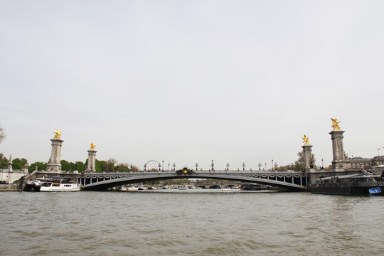 法国巴黎塞纳河亚利山大三世桥