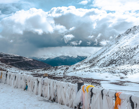 西藏雪山白云哈达