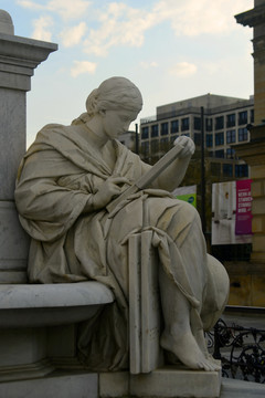 柏林御林广场音乐厅前的雕塑