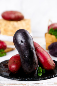 黑土豆和红土豆