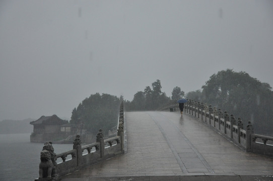 雨中十七孔桥