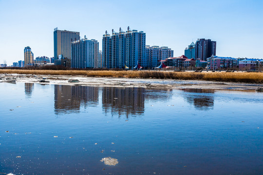 河边城市高层建筑