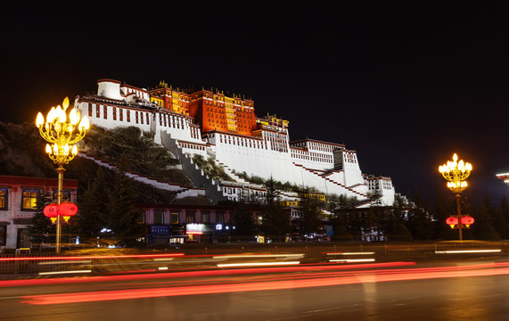 布达拉宫夜景