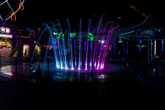 游乐场晚上的喷泉
