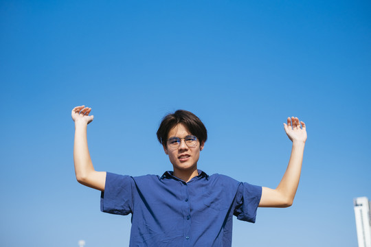 一个穿着蓝色衣服戴着眼镜的黑发男人向蓝天举手。