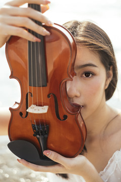 剪短的小提琴图像，美丽的女人抬起半张脸。