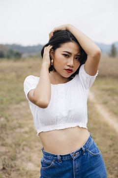 白色衬衫上性感的亚洲乡村女孩的特写镜头。