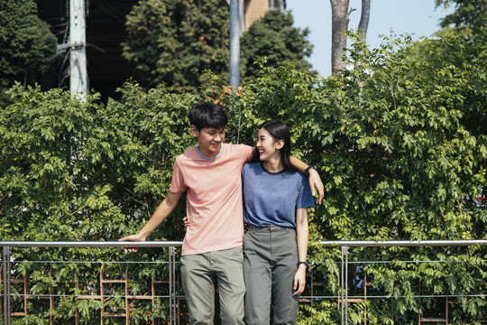 时尚写真-身穿粉蓝衬衫的亚泰夫妇在城市公园。