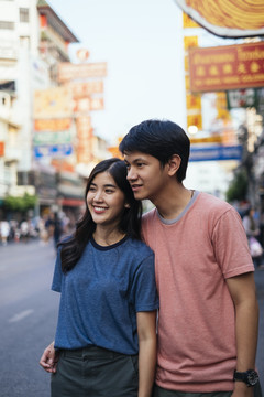 在泰国旅行的亚泰夫妇的肖像。中国城。曼谷。