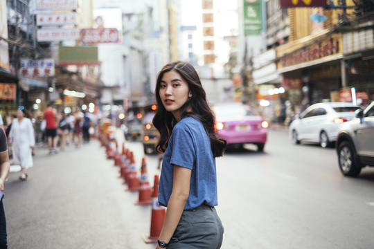美丽的亚泰妇女穿着蓝色衬衫在中国城的肖像。曼谷。