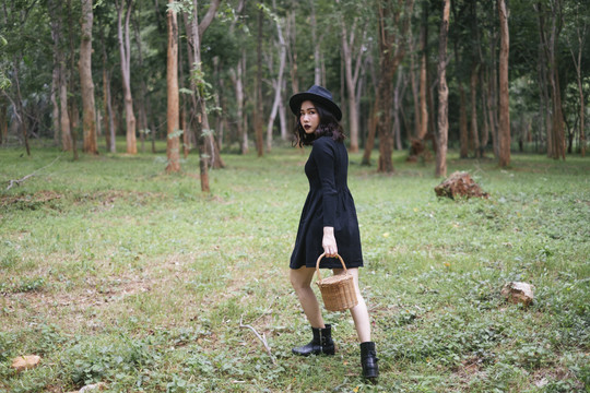 黑巫婆在森林里寻找草药。
