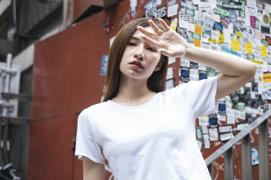 时尚写真-穿白衬衫的泰国亚裔年轻女子。街上的时髦女人。