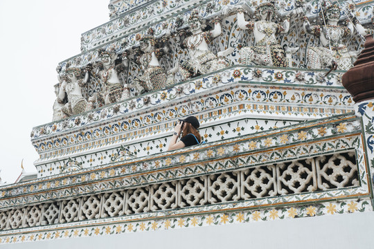 华润的亚洲背包女喜欢在寺庙里拍照。