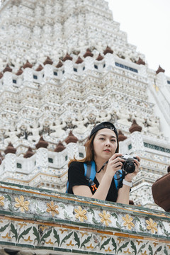 华润的亚洲背包女喜欢在寺庙里拍照。