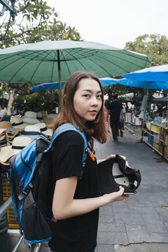 背包客喜欢在泰国当地市场街上寻找食物。