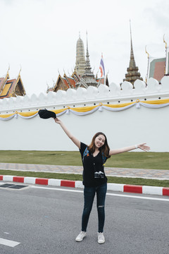 在曼谷旅游的亚洲年轻女子站在wat arun地区附近的公路上的肖像。