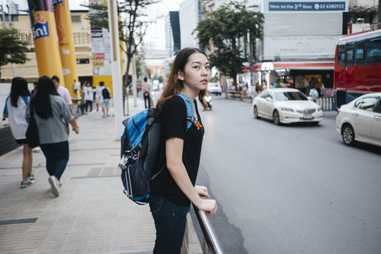 年轻漂亮的亚洲背包客独自在曼谷旅行。