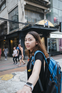 美丽的亚洲年轻女子背包客在曼谷市中心旅游。
