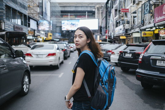 年轻漂亮的亚洲背包客独自在曼谷旅行。