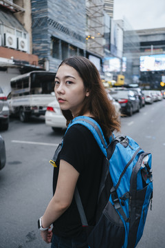 美丽的亚洲年轻女子背包客在曼谷市中心旅游。