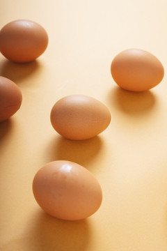 黄底有机新鲜生鸡蛋。