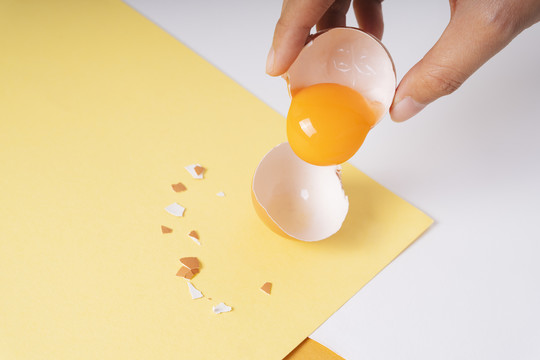 鸡蛋里面有蛋黄。生鸡蛋加蛋黄。顶视图。
