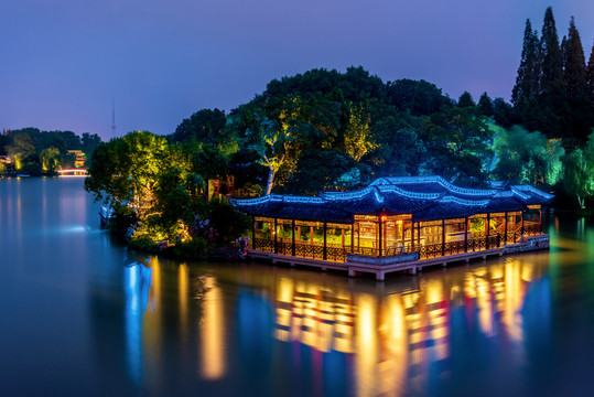 中国江苏扬州瘦西湖凫庄夜景风光