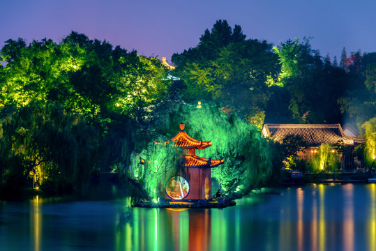 中国江苏扬州瘦西湖风景区夜景