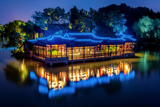中国江苏扬州瘦西湖凫庄夜景风光